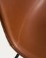 Sedia Zahara in poliuretano marrone con gambe in acciaio rifinito in nero FSC 100%