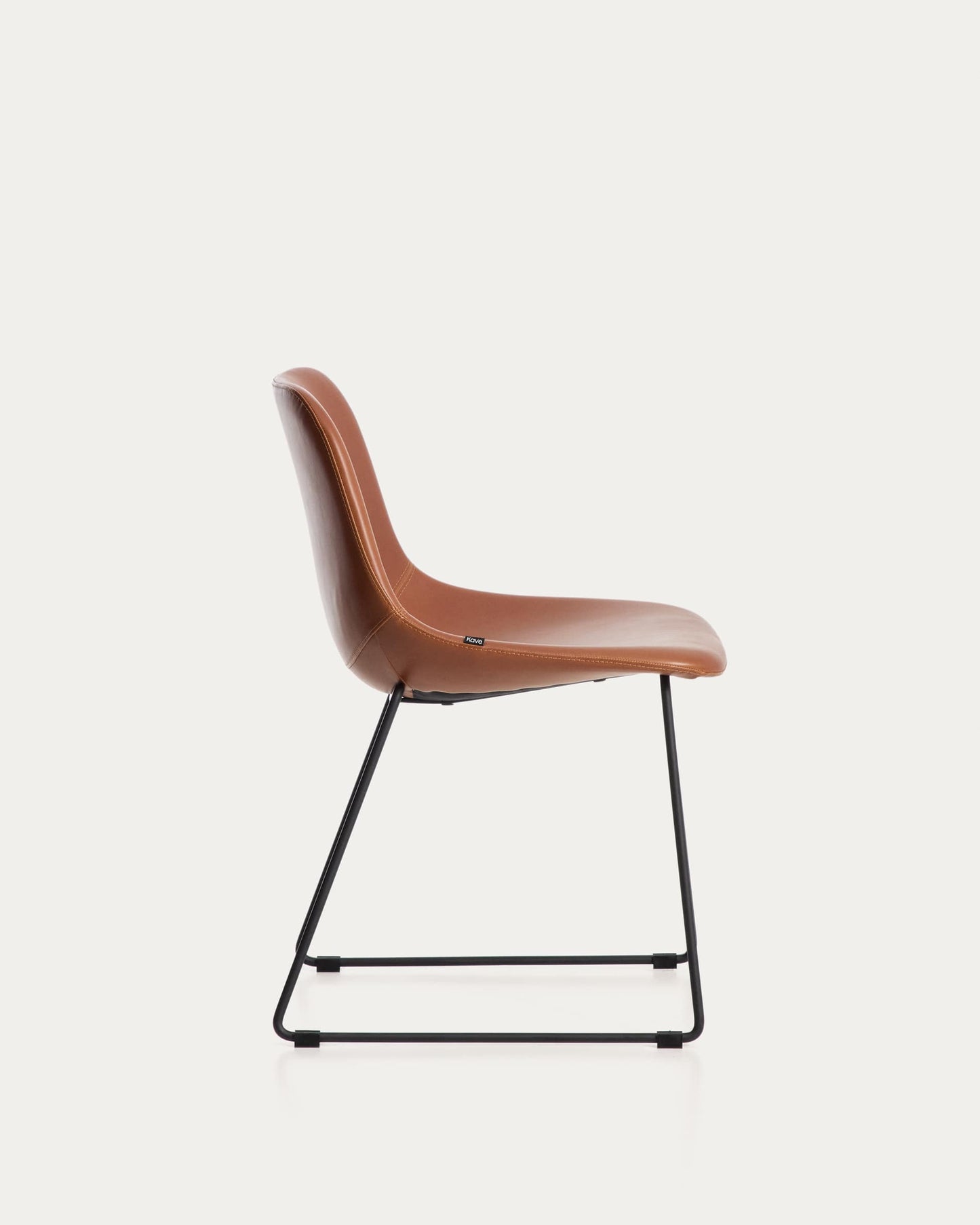 Sedia Zahara in poliuretano marrone con gambe in acciaio rifinito in nero FSC 100%