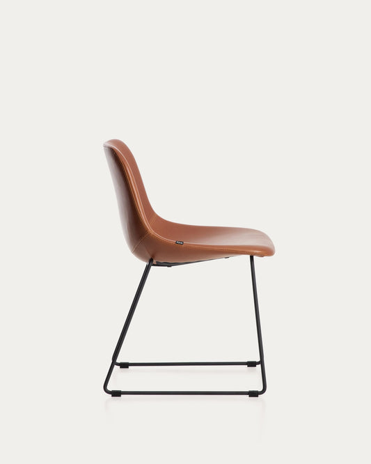 Sedia Zahara in poliuretano marrone con gambe in acciaio rifinito in nero FSC 100%