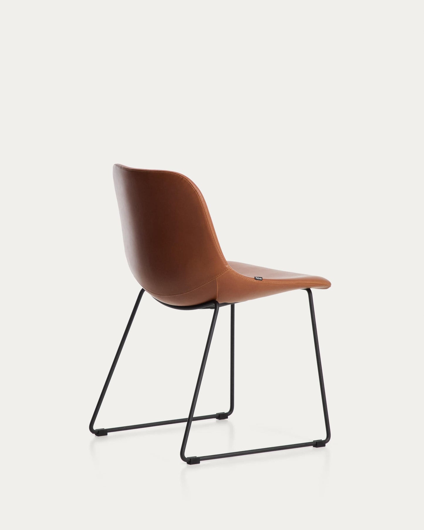 Sedia Zahara in poliuretano marrone con gambe in acciaio rifinito in nero FSC 100%