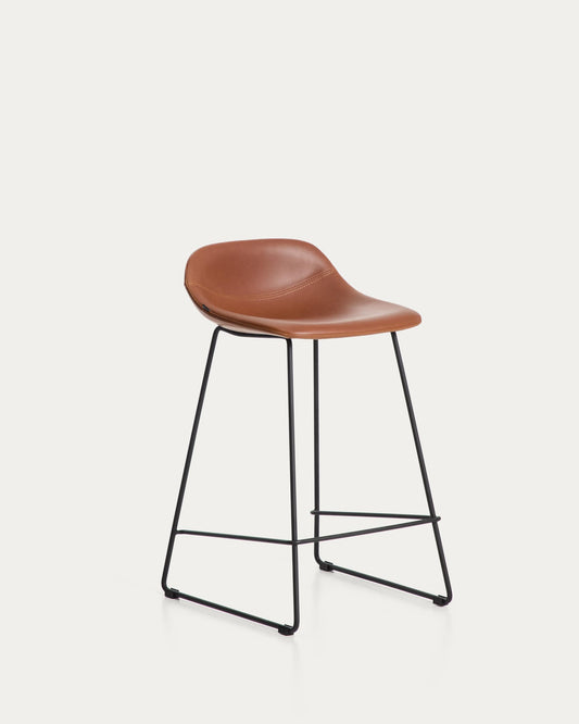 Sgabello Zahara in poliuretano marrone con gambe in acciaio rifinito in nero 65 cm FSC 100%