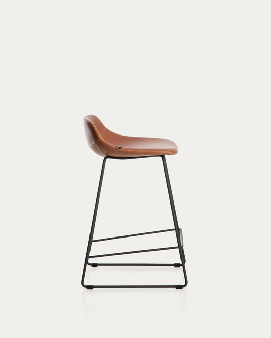 Sgabello Zahara in poliuretano marrone con gambe in acciaio rifinito in nero 65 cm FSC 100%