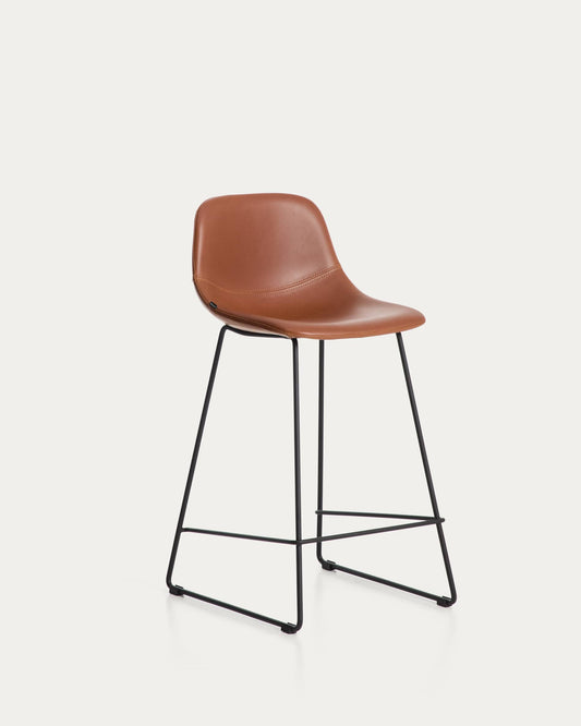 Sgabello Zahara in poliuretano marrone con gambe in acciaio rifinito in nero 65 cm FSC 100%