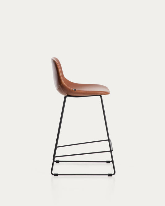 Sgabello Zahara in poliuretano marrone con gambe in acciaio rifinito in nero 65 cm FSC 100%