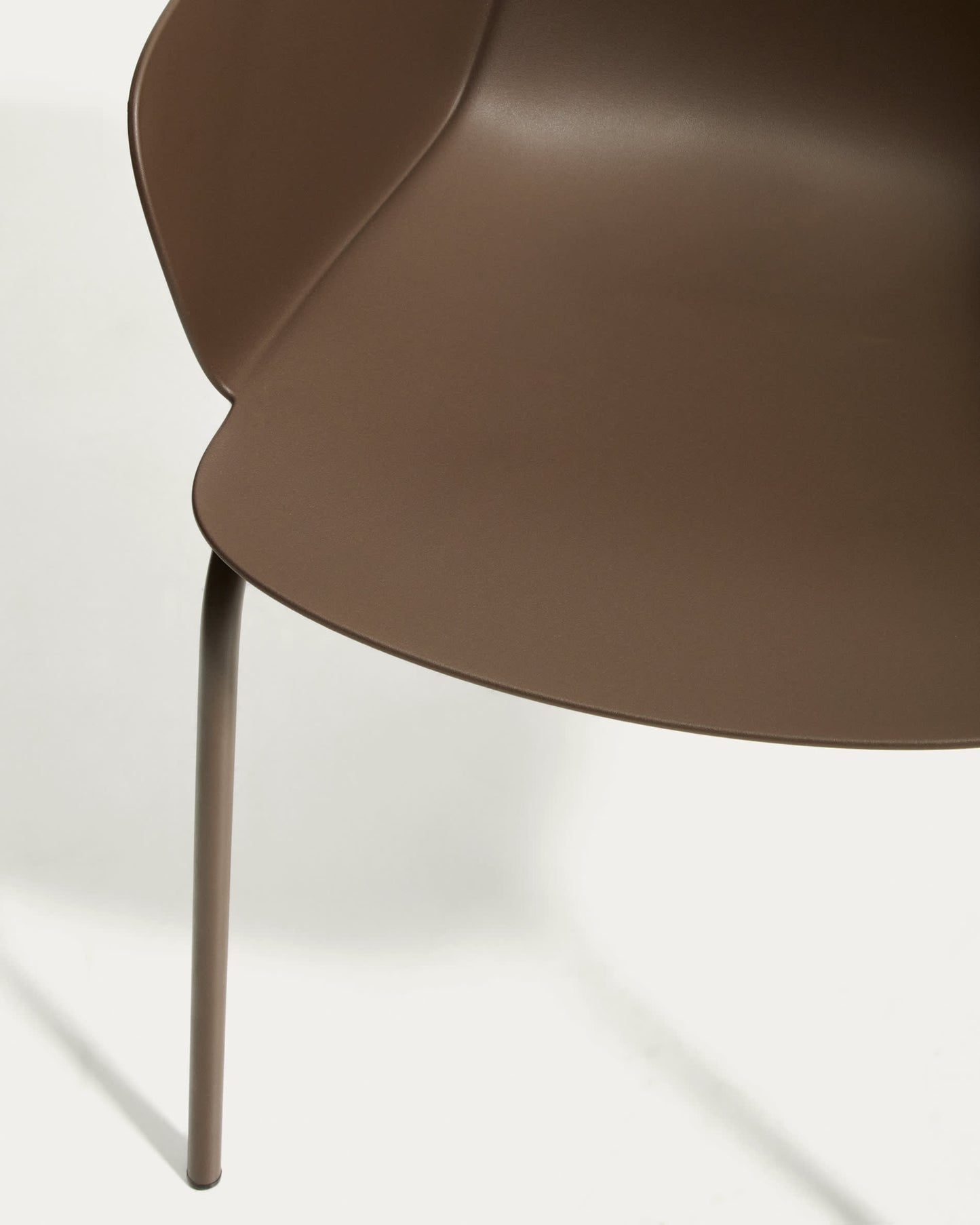 Sedia Sanile con gambe in acciaio con finitura marrone