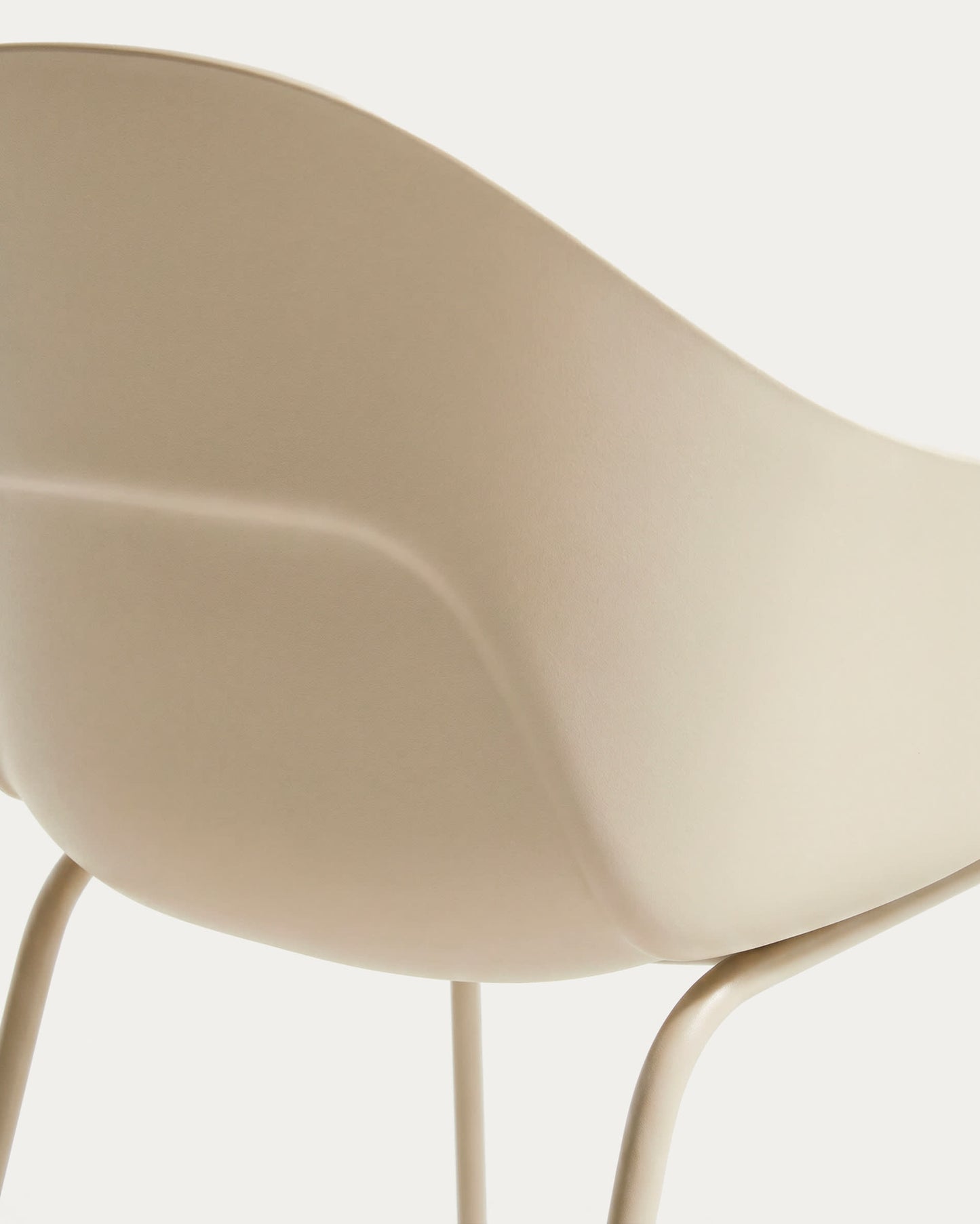 Sedia Sanile con gambe in acciaio con finitura beige