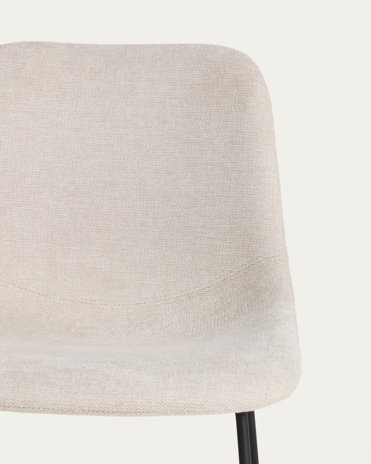 Sedia Zahara in ciniglia beige con gambe in acciaio rifinito in nero FSC 100%