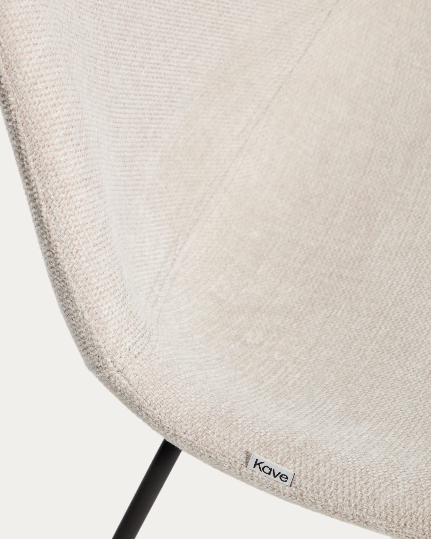Sedia Zahara in ciniglia beige con gambe in acciaio rifinito in nero FSC 100%