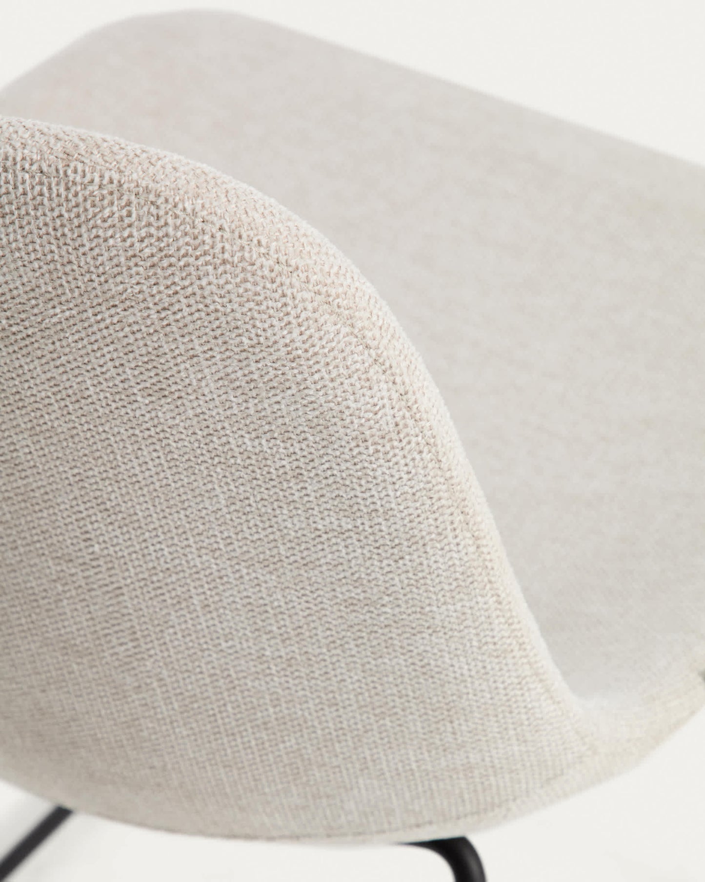 Sedia Zahara in ciniglia beige con gambe in acciaio rifinito in nero FSC 100%