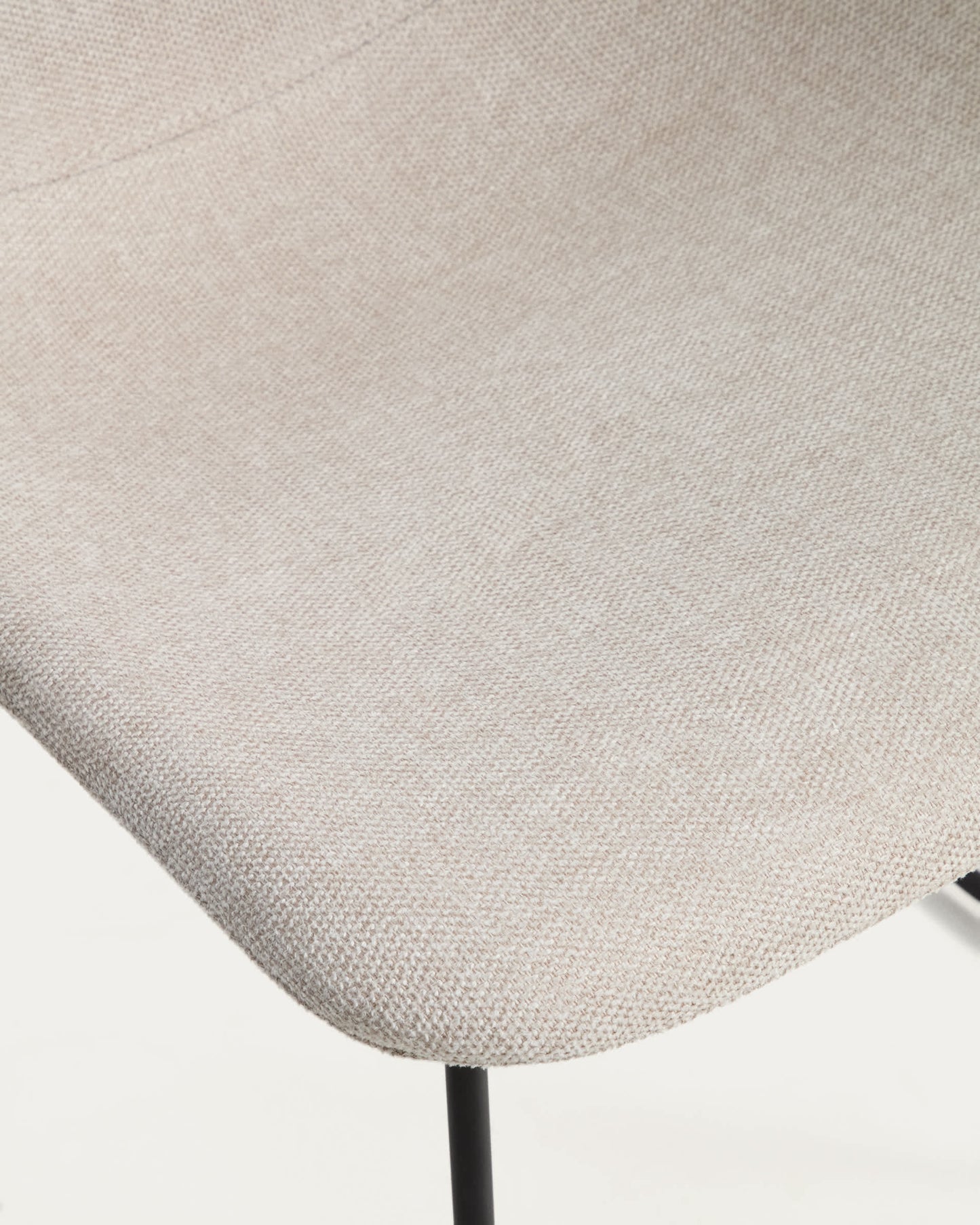 Sedia Zahara in ciniglia beige con gambe in acciaio rifinito in nero FSC 100%