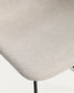 Sedia Zahara in ciniglia beige con gambe in acciaio rifinito in nero FSC 100%