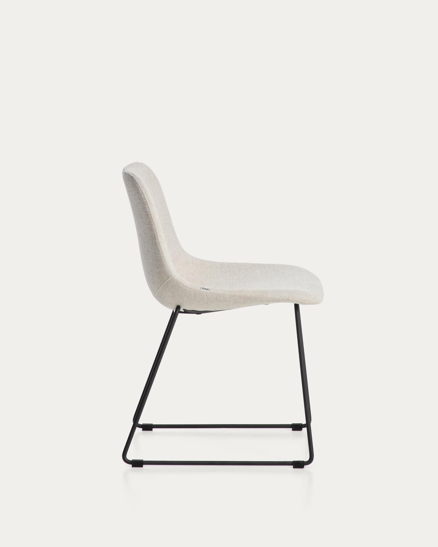 Sedia Zahara in ciniglia beige con gambe in acciaio rifinito in nero FSC 100%