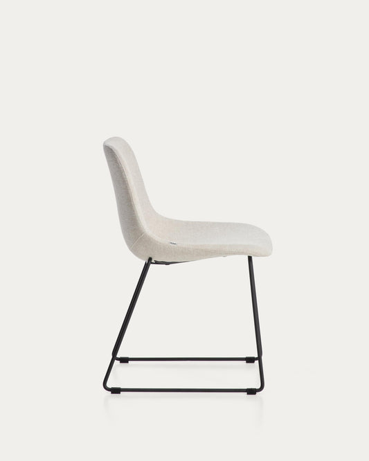 Sedia Zahara in ciniglia beige con gambe in acciaio rifinito in nero FSC 100%