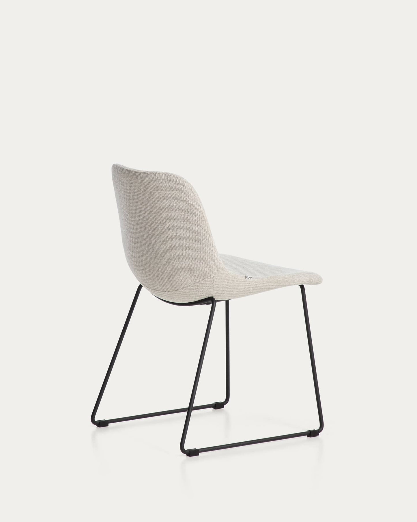 Sedia Zahara in ciniglia beige con gambe in acciaio rifinito in nero FSC 100%