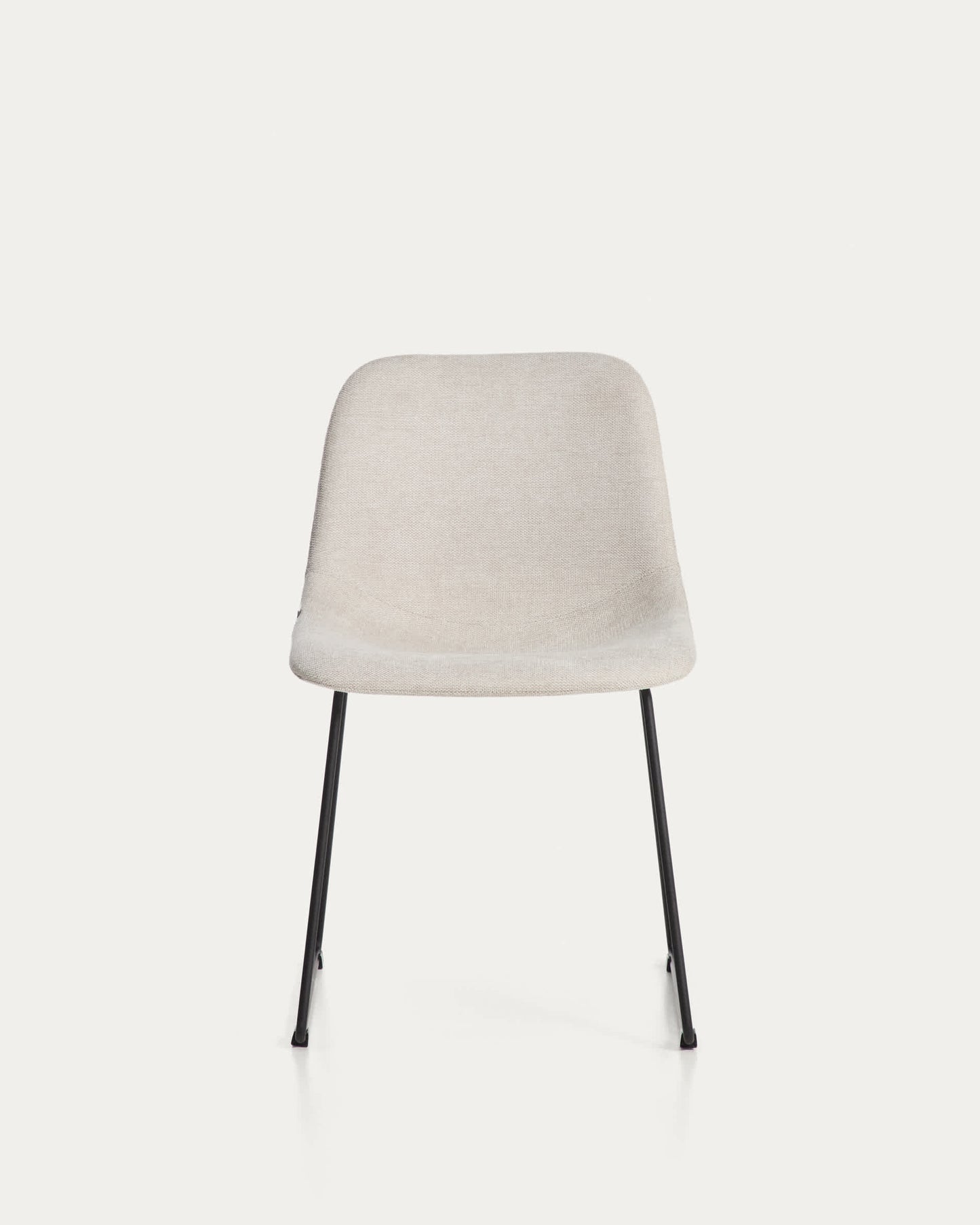 Sedia Zahara in ciniglia beige con gambe in acciaio rifinito in nero FSC 100%