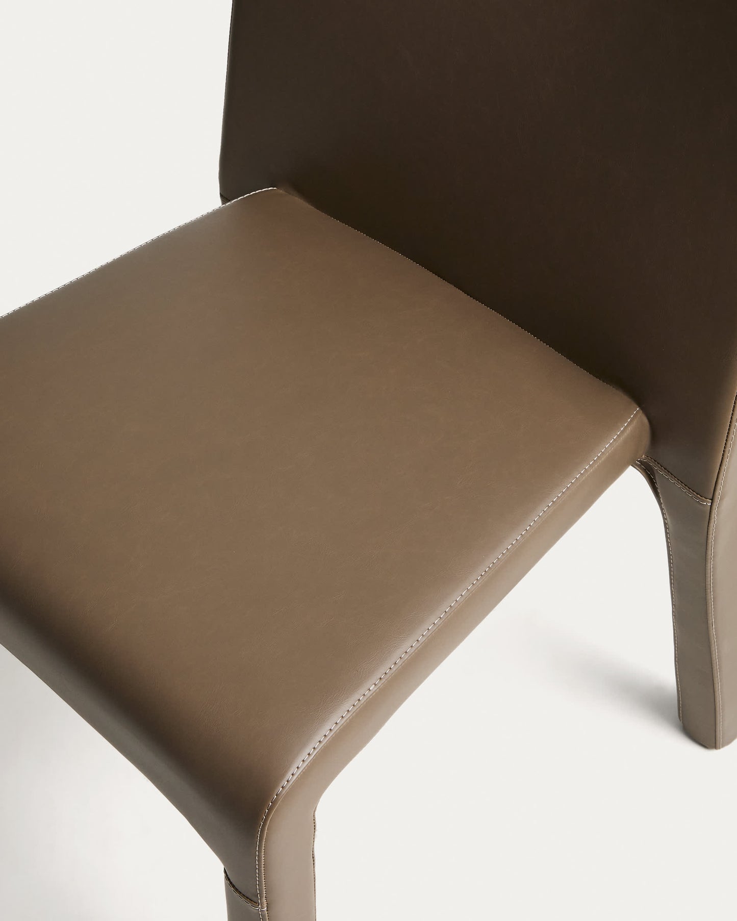 Sedia impilabile Loria in poliuretano marrone FSC 100%
