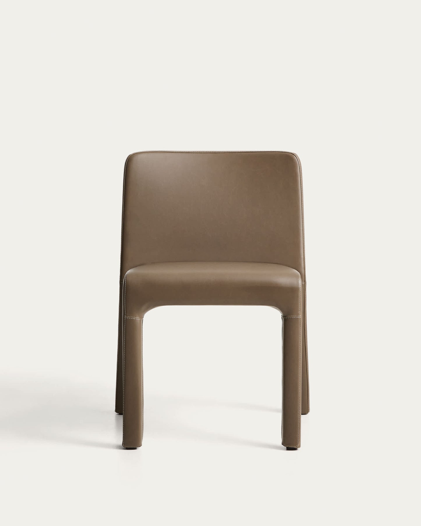 Sedia impilabile Loria in poliuretano marrone FSC 100%