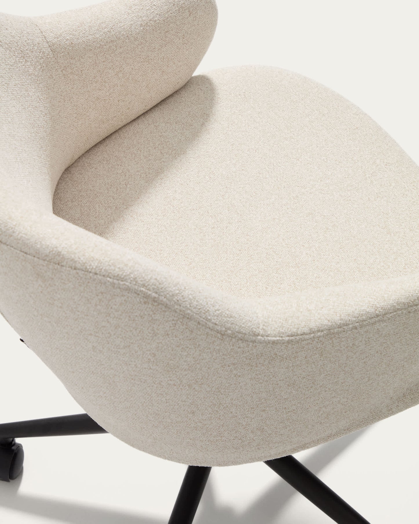 Sedia da scrivania Einara in ciniglia beige e gambe in acciaio nero