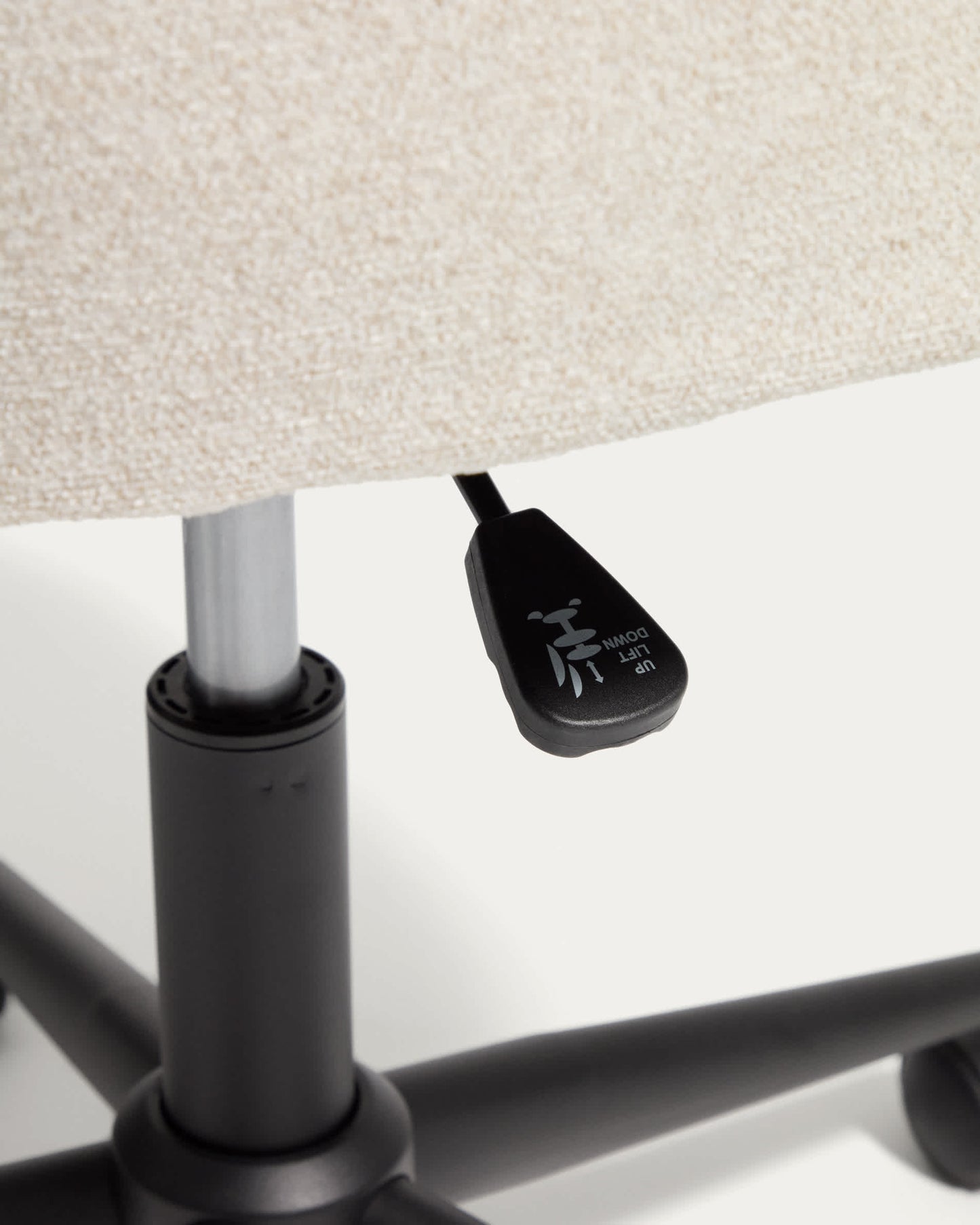 Sedia da scrivania Einara in ciniglia beige e gambe in acciaio nero