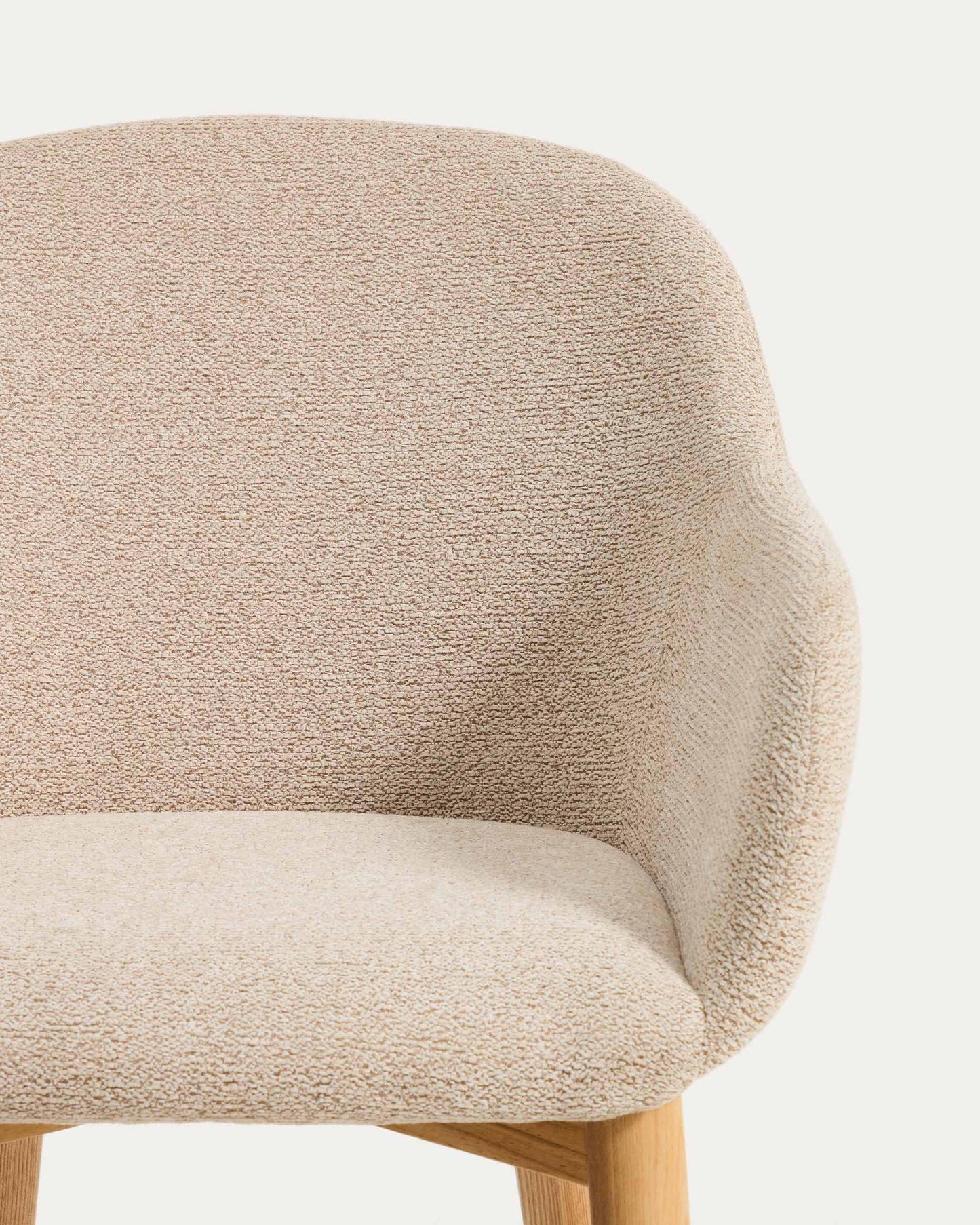 Sedia Meila con braccioli in ciniglia beige e gambe in rovere massiccio con finitura naturale
