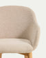 Sedia Meila con braccioli in ciniglia beige e gambe in rovere massiccio con finitura naturale