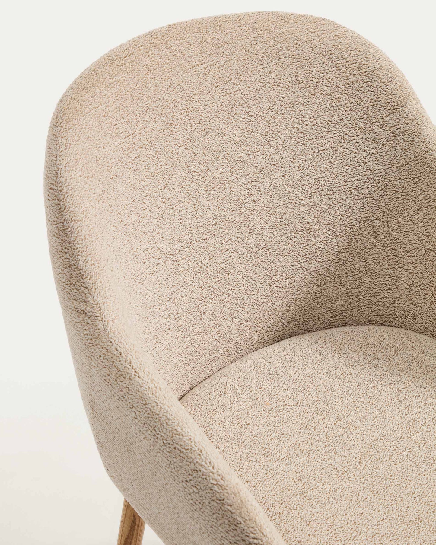 Sedia Meila con braccioli in ciniglia beige e gambe in rovere massiccio con finitura naturale