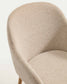 Sedia Meila con braccioli in ciniglia beige e gambe in rovere massiccio con finitura naturale