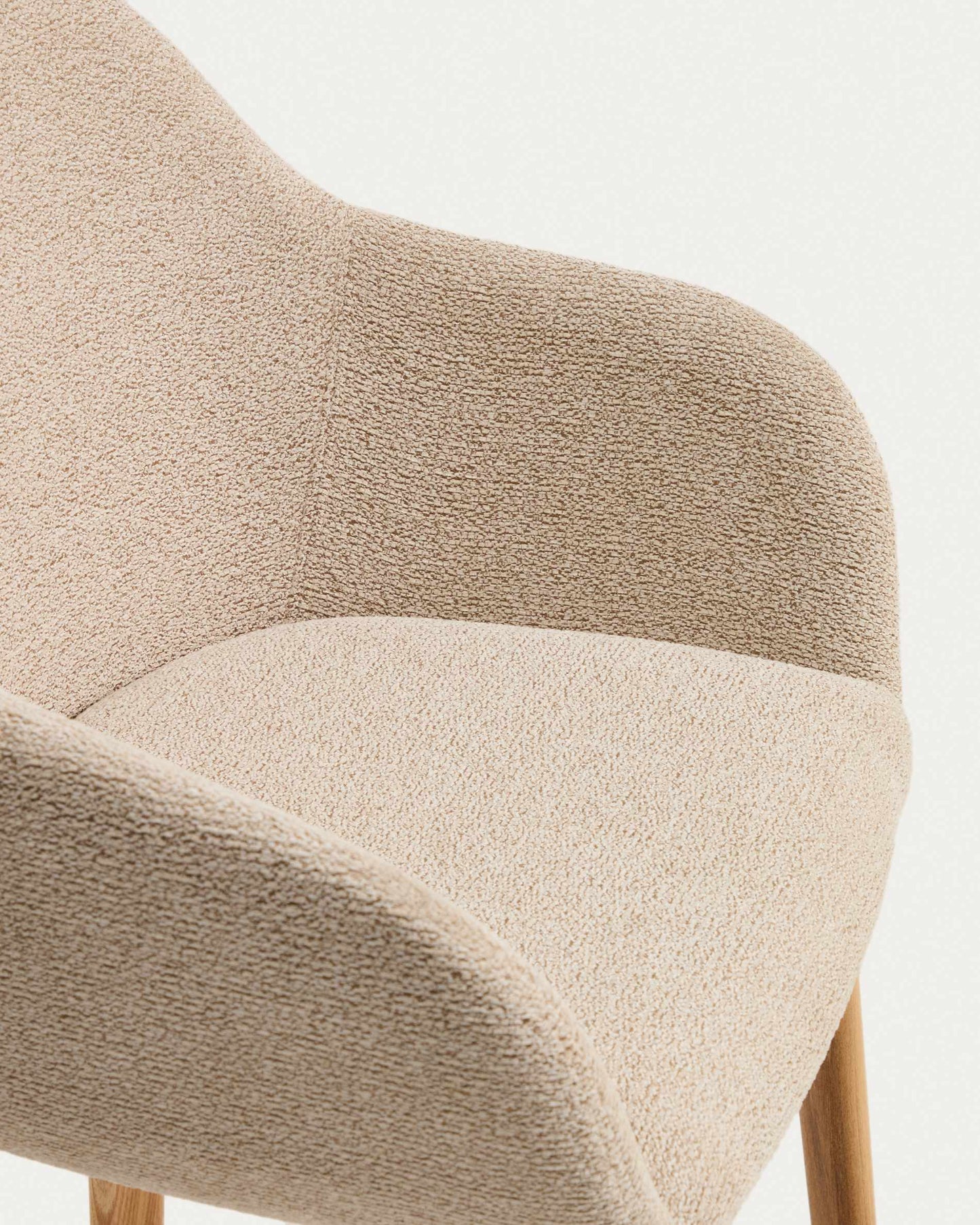 Sedia Meila con braccioli in ciniglia beige e gambe in rovere massiccio con finitura naturale
