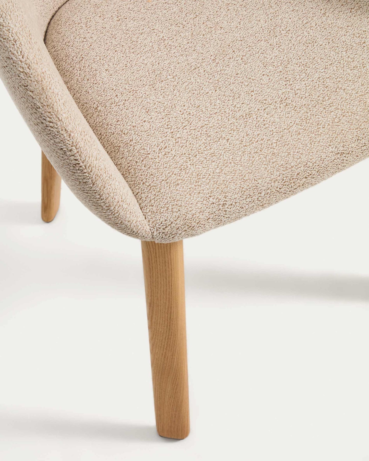 Sedia Meila con braccioli in ciniglia beige e gambe in rovere massiccio con finitura naturale
