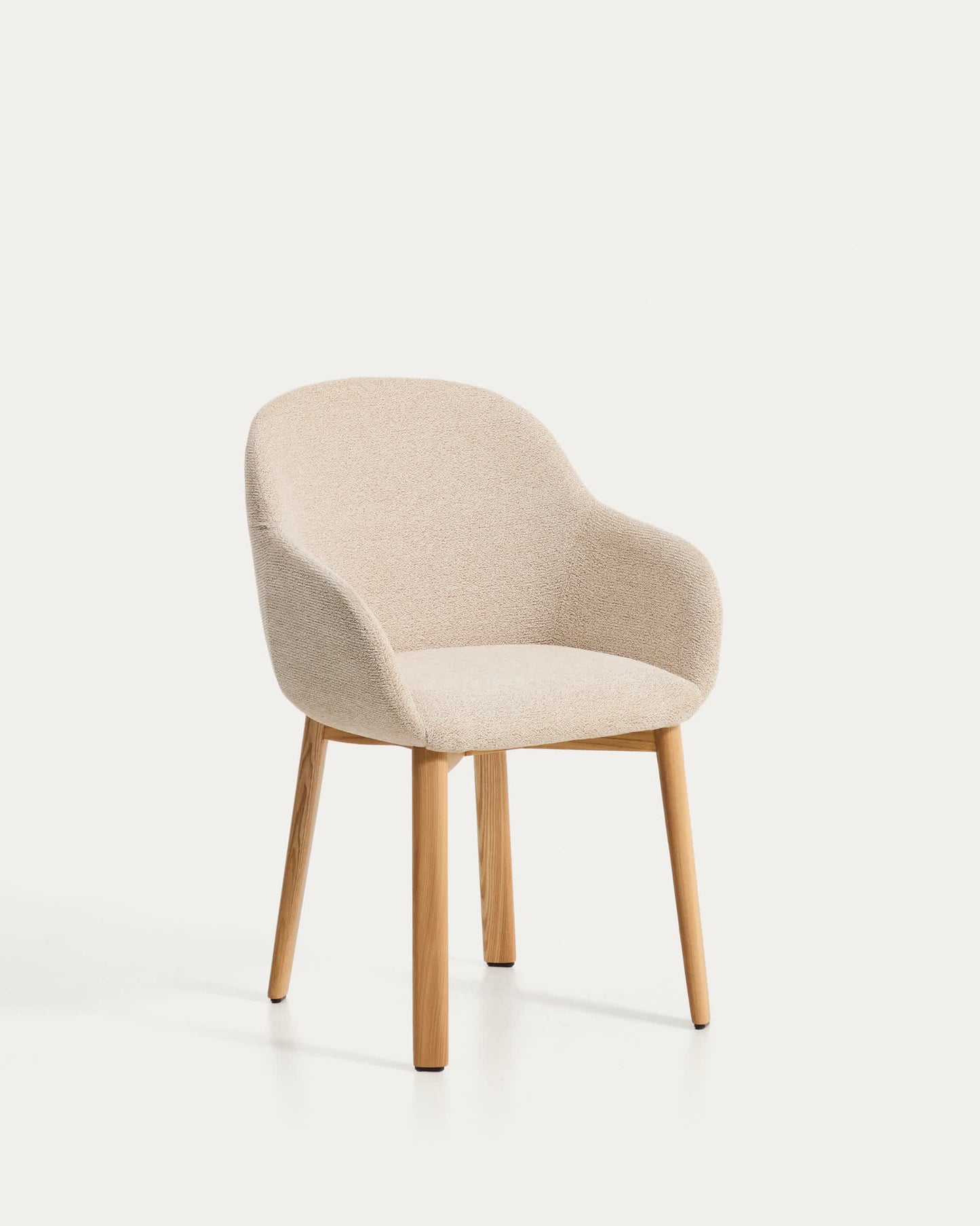 Sedia Meila con braccioli in ciniglia beige e gambe in rovere massiccio con finitura naturale