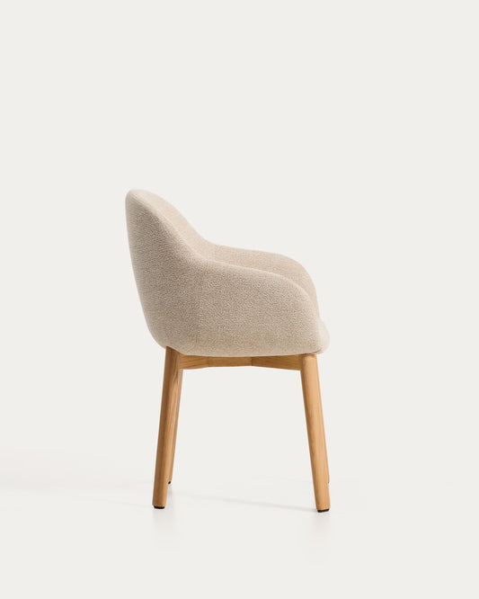 Sedia Meila con braccioli in ciniglia beige e gambe in rovere massiccio con finitura naturale
