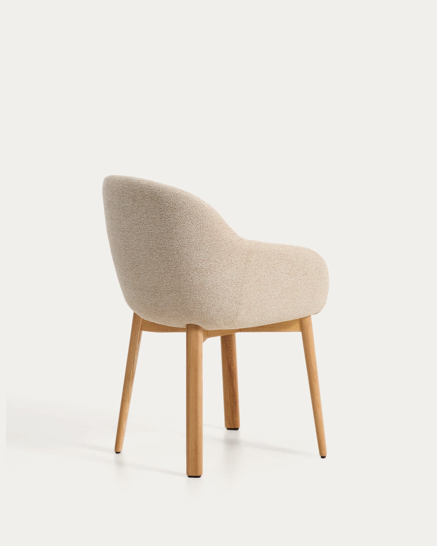 Sedia Meila con braccioli in ciniglia beige e gambe in rovere massiccio con finitura naturale