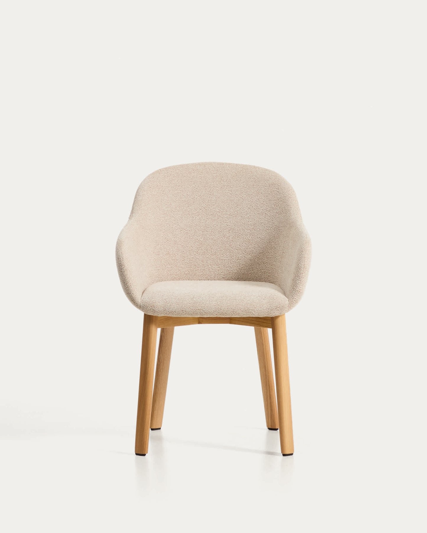 Sedia Meila con braccioli in ciniglia beige e gambe in rovere massiccio con finitura naturale
