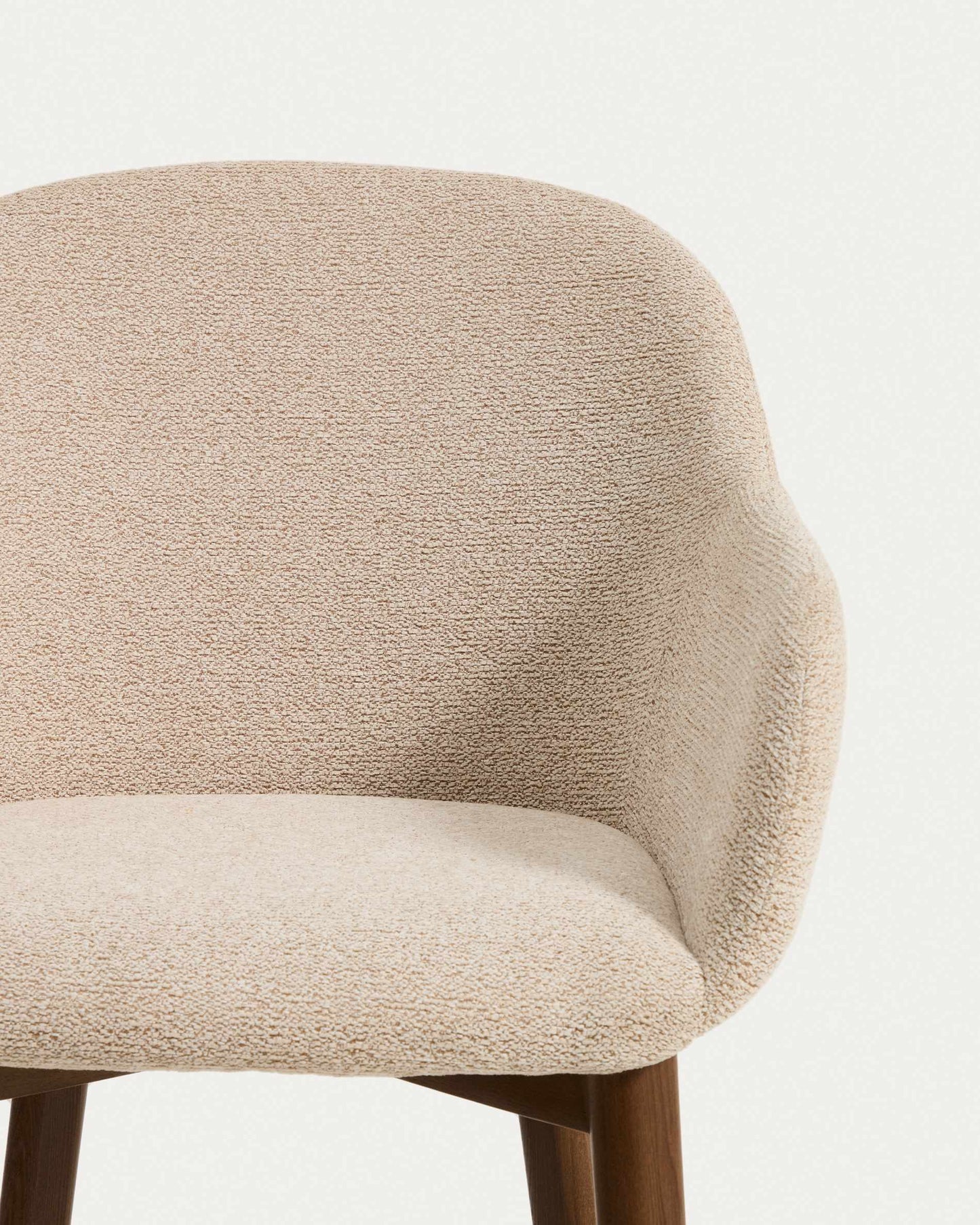 Sedia Meila con braccioli in ciniglia beige e gambe in rovere massiccio con finitura noce