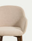 Sedia Meila con braccioli in ciniglia beige e gambe in rovere massiccio con finitura noce