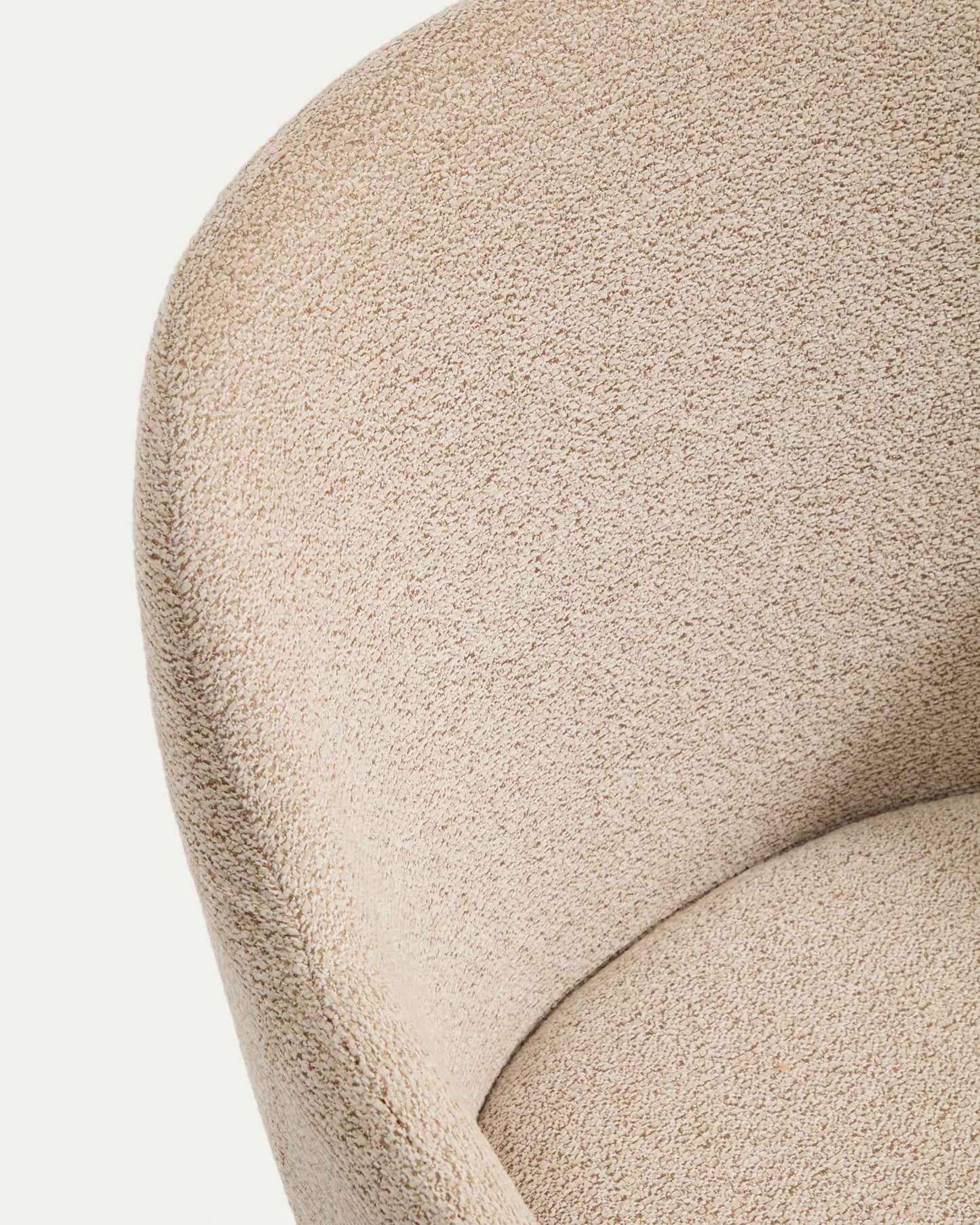 Sedia Meila con braccioli in ciniglia beige e gambe in rovere massiccio con finitura noce