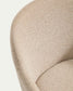 Sedia Meila con braccioli in ciniglia beige e gambe in rovere massiccio con finitura noce