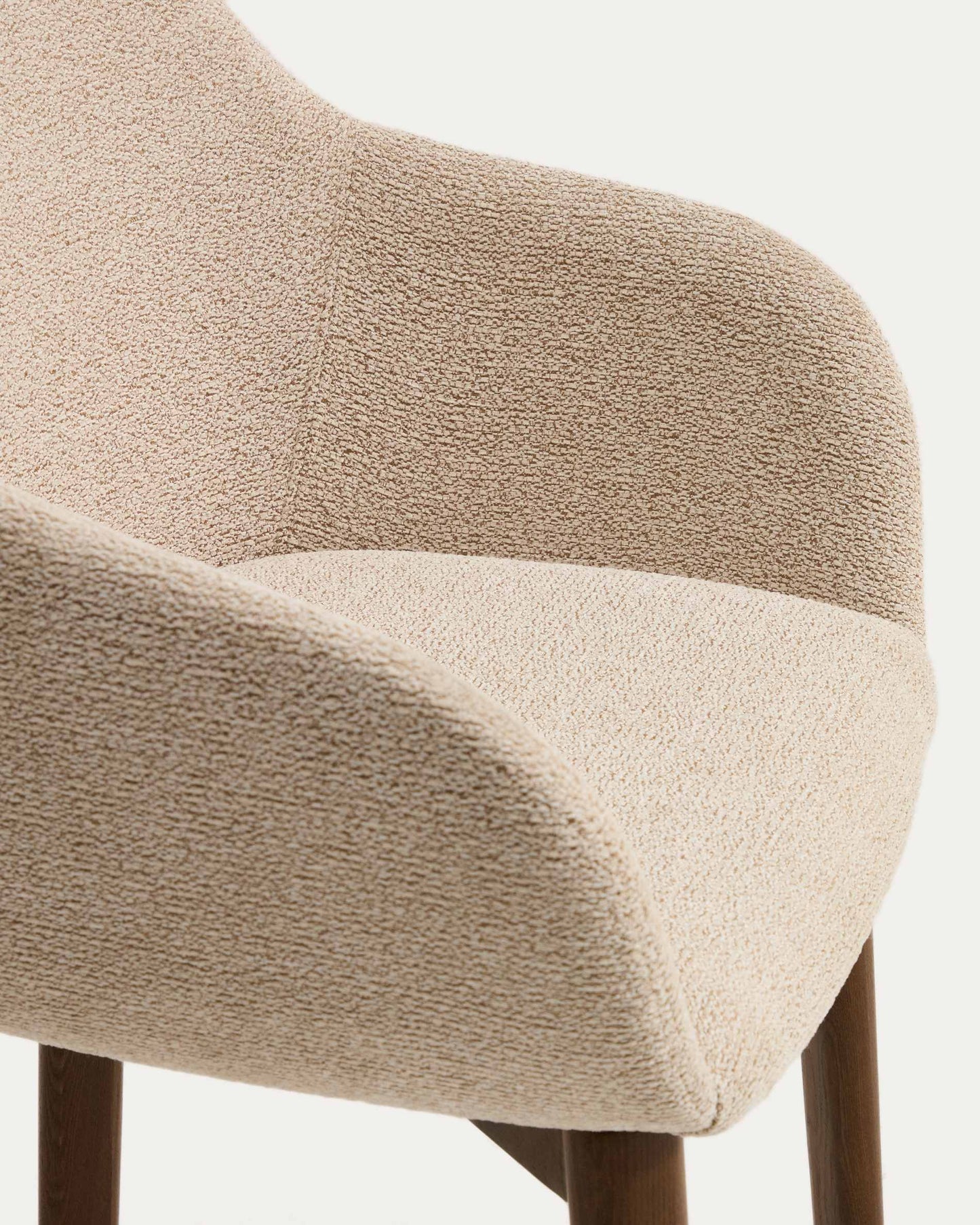 Sedia Meila con braccioli in ciniglia beige e gambe in rovere massiccio con finitura noce