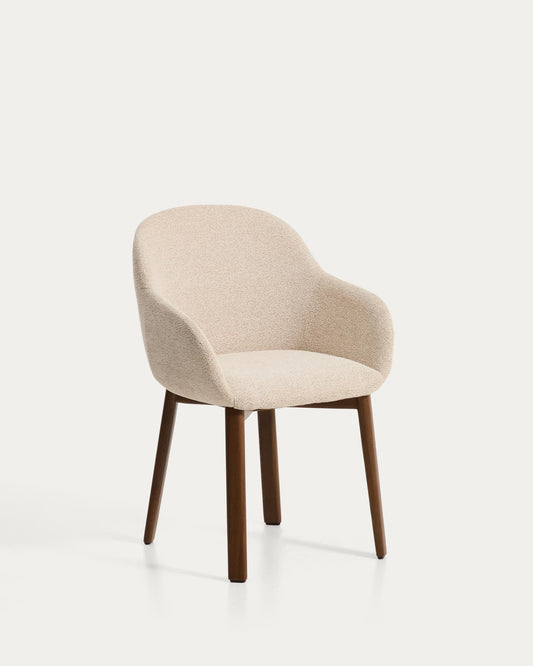 Sedia Meila con braccioli in ciniglia beige e gambe in rovere massiccio con finitura noce