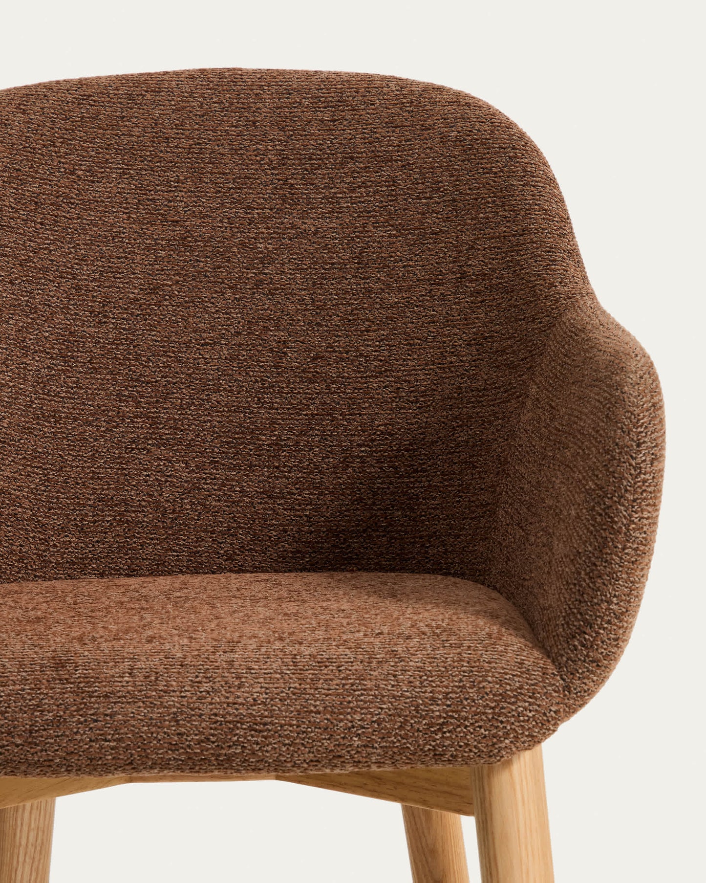 Sedia Meila con braccioli in ciniglia terracotta e gambe in rovere massiccio con finitura naturale