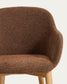 Sedia Meila con braccioli in ciniglia terracotta e gambe in rovere massiccio con finitura naturale