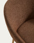 Sedia Meila con braccioli in ciniglia terracotta e gambe in rovere massiccio con finitura naturale