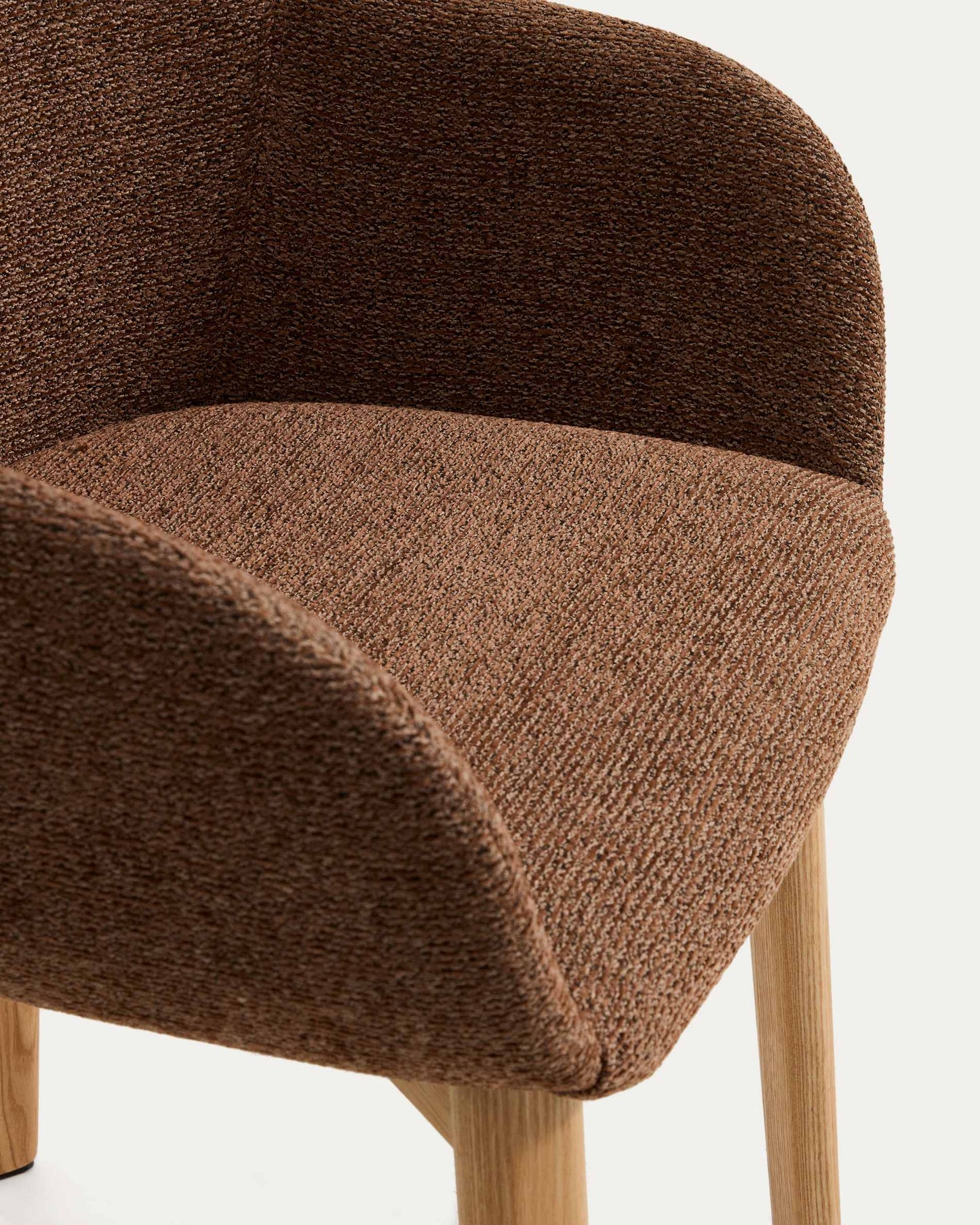 Sedia Meila con braccioli in ciniglia terracotta e gambe in rovere massiccio con finitura naturale