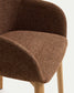 Sedia Meila con braccioli in ciniglia terracotta e gambe in rovere massiccio con finitura naturale