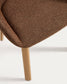 Sedia Meila con braccioli in ciniglia terracotta e gambe in rovere massiccio con finitura naturale