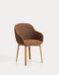 Sedia Meila con braccioli in ciniglia terracotta e gambe in rovere massiccio con finitura naturale