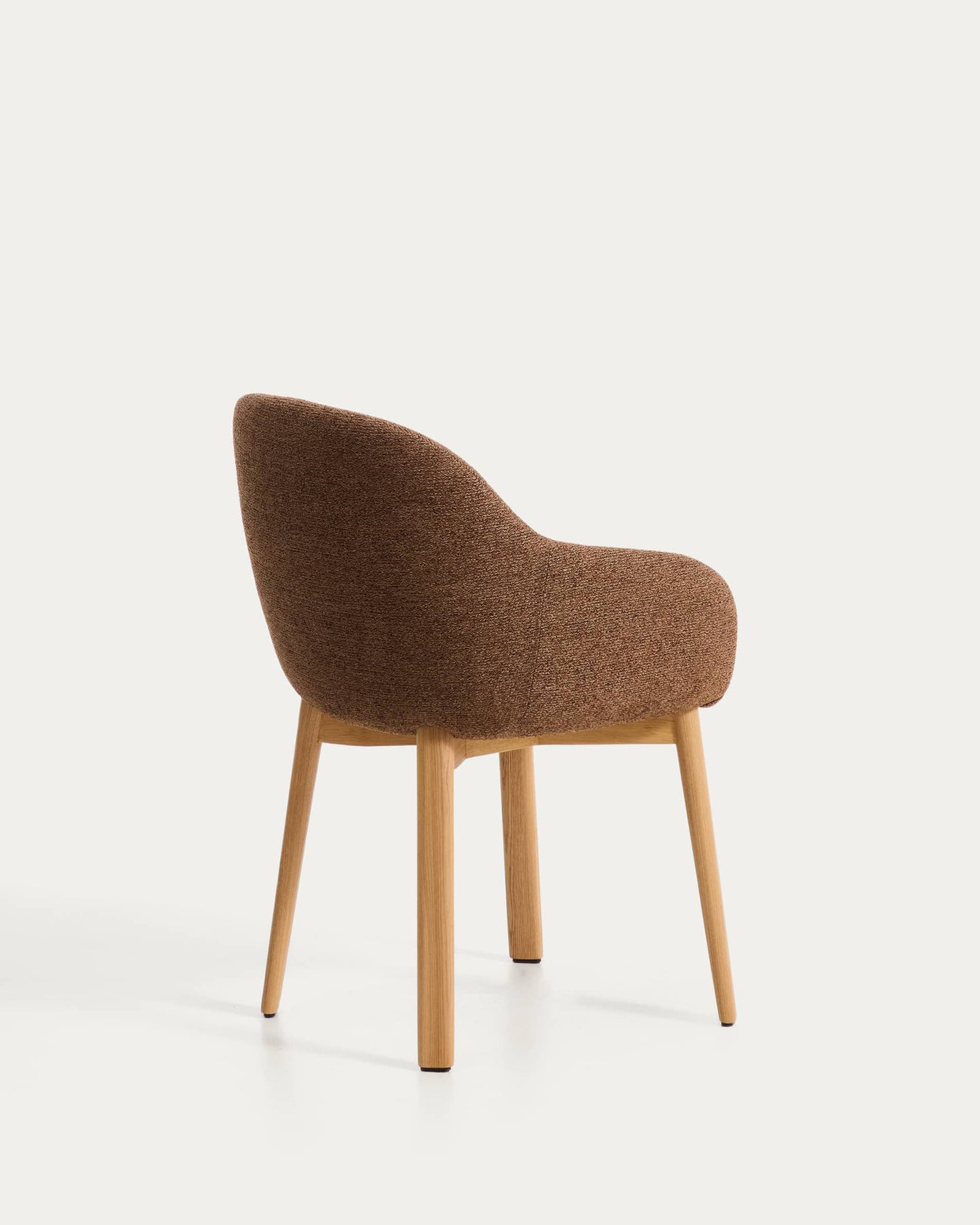 Sedia Meila con braccioli in ciniglia terracotta e gambe in rovere massiccio con finitura naturale