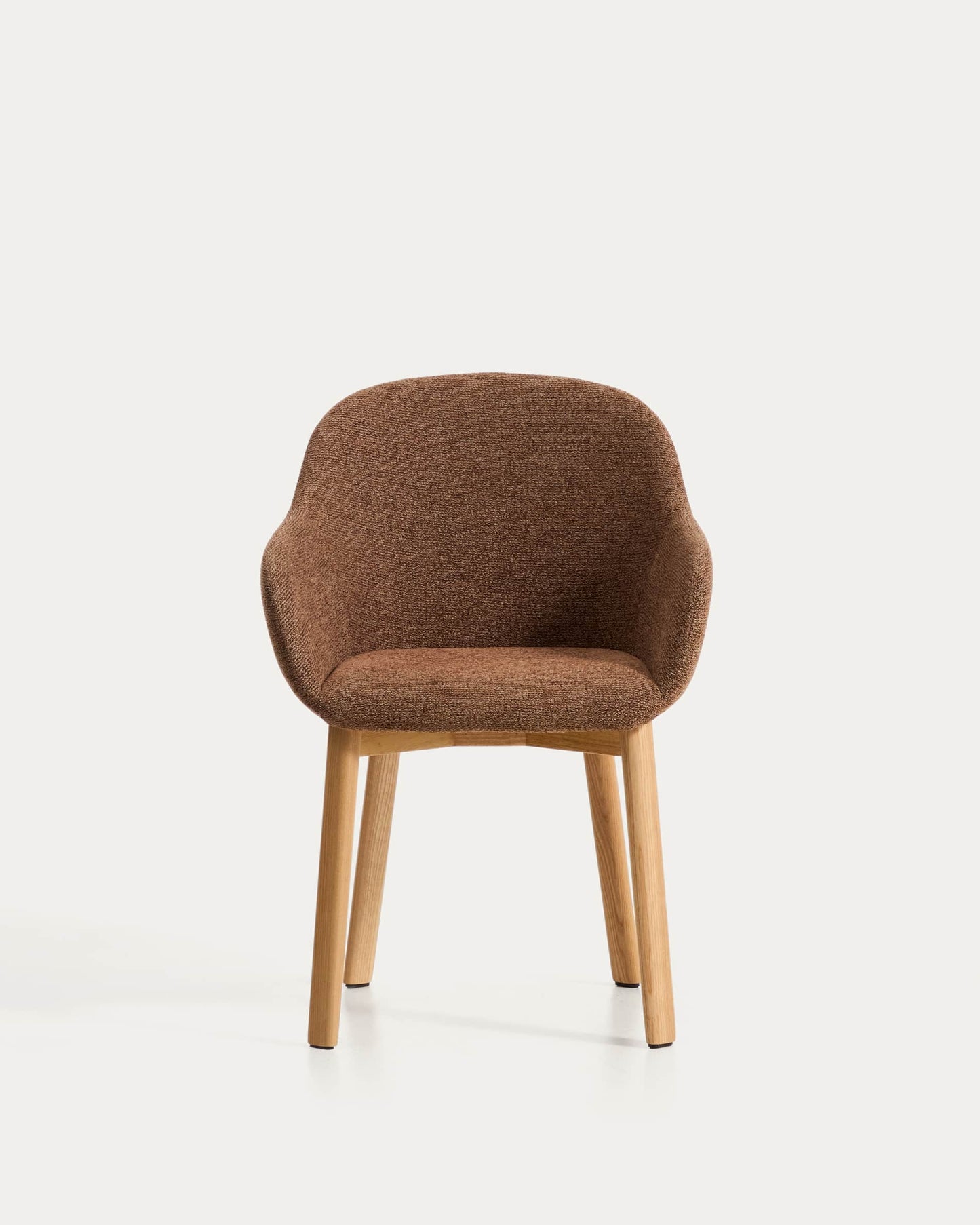 Sedia Meila con braccioli in ciniglia terracotta e gambe in rovere massiccio con finitura naturale