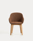 Sedia Meila con braccioli in ciniglia terracotta e gambe in rovere massiccio con finitura naturale