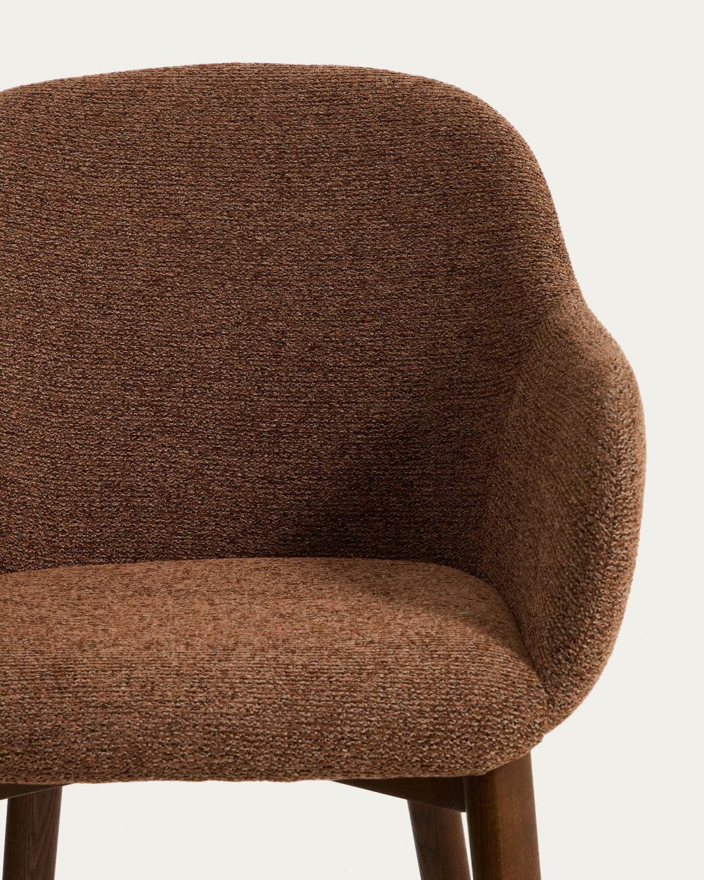Sedia Meila con braccioli in ciniglia terracotta e gambe in rovere massiccio con finitura noce